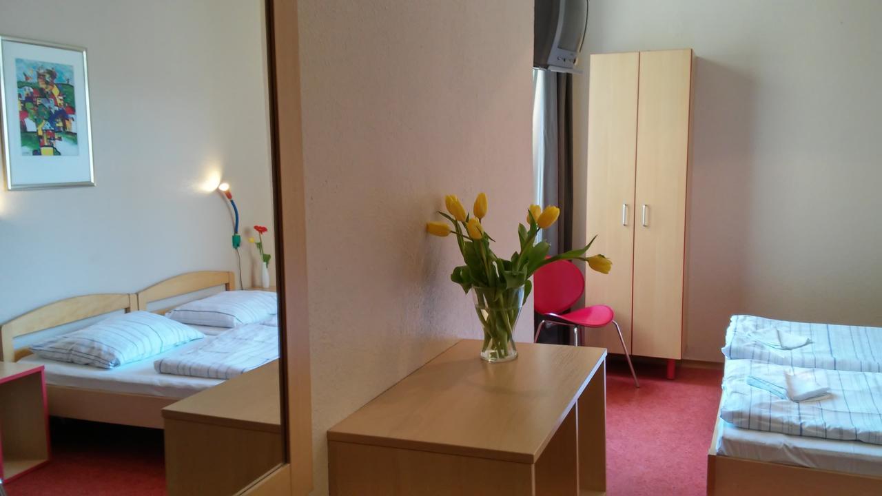 Happy Go Lucky Hotel + Hostel Schoneberg Berlin Exterior photo